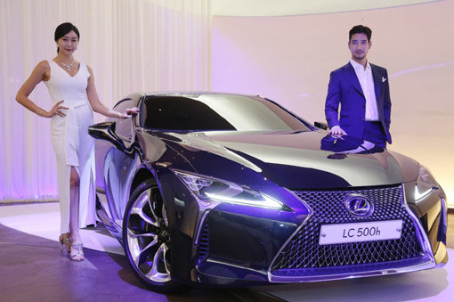 렉서스 NEW LC500h는 세계 최초로 ’멀티 스테이지 하이브리드 시스템’이 적용되었으며 렉서스의 새로운 FR 플랫폼인 GA-L(Global Architecture-Lexus)를 적용해 보다 예리하고, 우아한 주행이 가능하다.사진제공 l 렉서스코리아