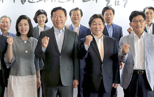 4일 서울 중구 롯데호텔에서 열린 롯데기업문화위원회 2기 출범식에서 신동빈 롯데그룹 회장(앞줄 왼쪽에서 두 번째)이 위원들과 기념촬영을 하고 있다. 롯데그룹 제공