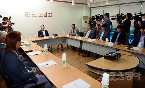 4일 경기도 파주 축구 국가대표팀 트레이닝 센터(NFC)에서 김호곤 신임 기술위원장 주재로 A대표팀 감독 선임건을 포함한 제 6차 기술위원회가 열렸다. 김호곤 기술위원장을 비롯한 8명의 기술위원들이 회의를 하고 있다. 파주 | 김민성 기자 marineboy@donga.com