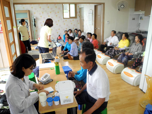 3일 전남 함평군 월야면 용두마을 주민들이 경로당에서 진료를 받고 있다. 함평군은 양방, 한방, 물리치료, 치과 등 의료진으로 꾸려진 이동진료차량을 매주 마을에 보내 주민들을 진료하고 있다. 함평군 제공