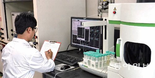 자체보유한 실험실에서 화물의 성분분석을 진행중인 모습.