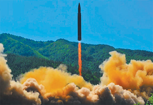 북한이 4일 조선중앙TV를 통해 공개한 탄도미사일 화성-14형 발사 장면. 북한은 “대륙간탄도미사일(ICBM) 발사에 성공했다”고 주장했다. 문재인 대통령은 “북한 정권의 무모함이 다시 한 번 드러났다”고 비판했다. 조선중앙TV 캡쳐