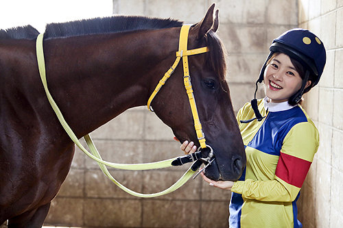 한국경마 사상 여성 기수로는 최초로 대상경주 우승을 합작한 김혜선 기수와 최우수 국산 3세 암말에 선정된 ‘제주의하늘’. 한국마사회 제공
