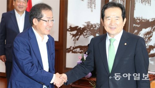 국회의장 예방 당 대표 취임 인사를 위해 5일 국회의장실을 방문한 자유한국당 홍준표 대표(왼쪽)가 정세균 국회의장과 악수하고 있다. 김동주 기자 zoo@donga.com