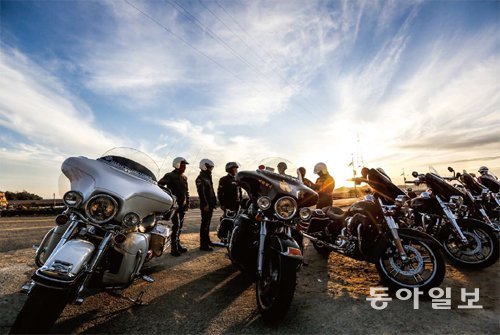 서해 제부도로 그룹 라이딩에 나선 ‘호그(HOG : Harley Owners Group) 코리아’ 회원들. 조영철 기자