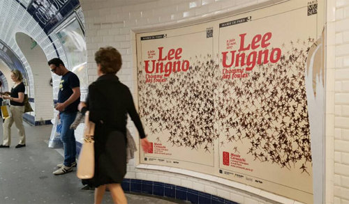프랑스 파리의 지하철역에 나붙은 이응노의 ‘군중을 그린 사람들’ 전. 현지 언론들도 깊은 관심을 나타내고 있다.