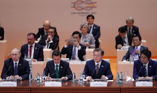 G20 정상회의 세션에 참석한 문재인 대통령