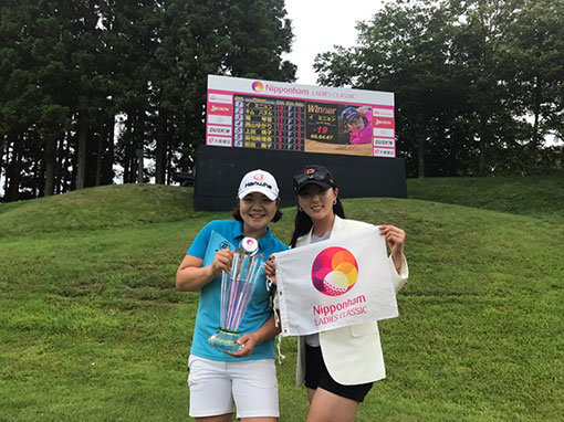 이민영(왼쪽)이 9일 일본 홋카이도 하코다테골프장에서 끝난 일본여자프로골프(JLPGA) 투어 니혼햄레이디스클래식에서 시즌 2승째를 거뒀다. 이민영이 시상식 후 같은 한화골프단 소속 윤채영과 기념촬영을 하며 기쁨을 나누고 있다. 사진제공 ｜ 한화골프단