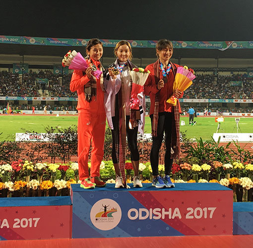 정혜림(가운데)이 9일 인도에서 열린 제22회 아시아육상경기선수권대회 여자 100m 허들 결승에서 우승한 뒤 시상대에 올랐다. 사진제공 ｜ 대한육상경기연맹