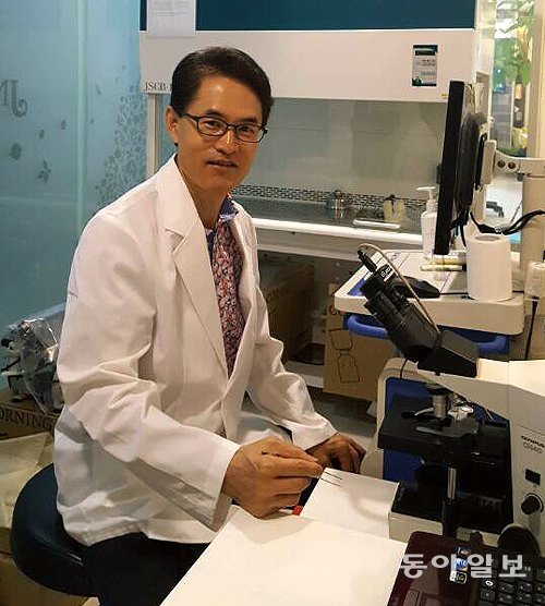 부산 사하구 동아대 연구실에서 만난 이재헌 교수는 “인체의 면역체계를 강화해야 질병을 제대로 이길 수 있다. 변질되지 않은 식물의 기능성 물질이 큰 도움이 될 것”이라고 말했다. 강성명 기자 smkang@donga.com