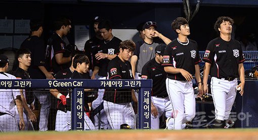 4일 잠실야구장에서 ‘2017 타이어뱅크 KBO 리그‘ kt위즈와 두산베어스의 경기가 열렸다. 1-8로 패하며 4연패에 빠진 kt 선수들이 팬들에게 인사하기 위해 그라운들 나오고 있다. 잠실 | 김종원 기자 won@donga.com