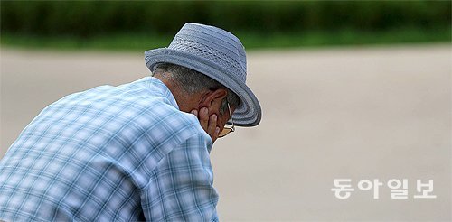 고령화와 함께 노후 준비가 부족한 노인들이 질병으로 노후빈곤에 빠지는 경우가 크게 늘고 있다. 동아일보DB
