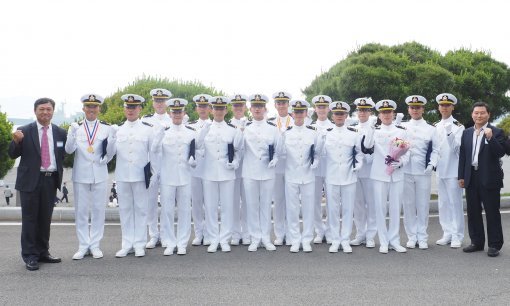 충남대 국가안보융합학부(군사학부) 해양안보학전공 1기 졸업생들이 제120기 사관후보생 임관식에서 기념촬영을 하고 있다.