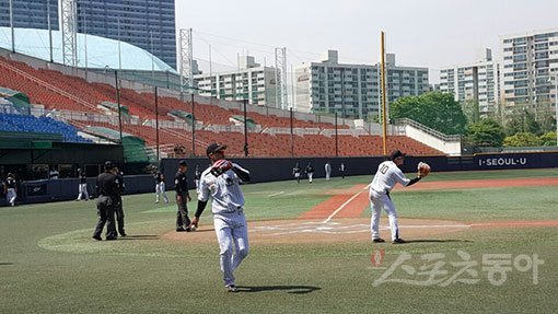 불미스러운 일로 그라운드를 떠났던 김상현이 모습을 드러냈다. 김상현은 24일 독립리그 개막전에서 저니맨 외인구단 소속으로 참가해 복귀전을 치렀다. 목동 | 고봉준 기자 shutout@donga.com