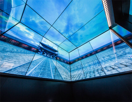 가상현실 VR을 체험하는 듯한 더블덱 엘리베이터 ‘스카이셔틀’ 내부 모습.