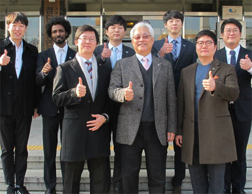 우주건축 기술 대회 ‘센테니얼 챌린지’에서 우승한 한양대 연구진. 한국건설기술연구원과 공동으로 한국 대표팀 ‘문엑스 컨스트럭션’을 구성해 출전했다. 한국건설기술연구원 제공