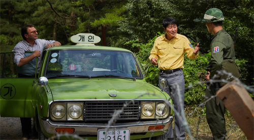 1980년 뜨거웠던 광주를 그린 영화 ‘택시운전사’. 서울에서 광주로 가는 길의 풍경은 수채화처럼 평온하고 아름답게 그려져 광주의 참혹한 모습이 더 아프게 느껴진다. 쇼박스 제공