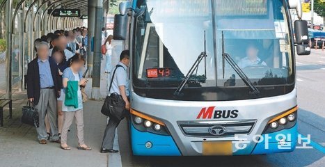 경기 지역의 한 버스정류장에서 승객들이 서울로 가는 광역급행버스(M버스)에 오르고 있다. 수도권 외곽의 신도시가 늘면서 광역버스 노선은 갈수록 길어지고 있다. 동아일보DB