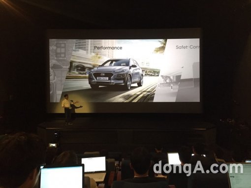 정찬복 소형 RV 총괄PM 이사는 11일 서울 영등포구 여의도 IFC몰 CGV 영화관에서 캐주얼 차림으로 코나를 소개하고 있다.