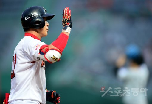 11일 인천 SK행복드림구장에서 ‘2017 타이어뱅크 KBO리그’ SK 와이번스와 LG 트윈스의 경기가 열렸다. 3회말 2사 1루에서 SK 노수광이 LG 임찬규를 상대로 좌월 투런 홈런을 쏘아올린 뒤 그라운드를 돌며 환호하고 있다. 인천 | 김민성 기자 marineboy@donga.com