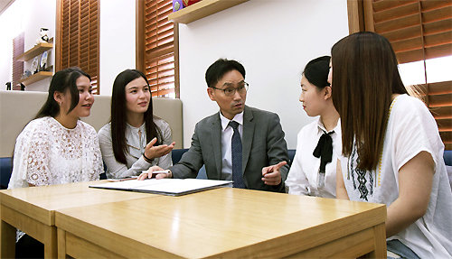 나삼일 교수(왼쪽에서 세 번째)가 한국어교육센터에서 유학생들과 한국어와 한국문화에 대해 이야기하고 있다. 대전대 제공