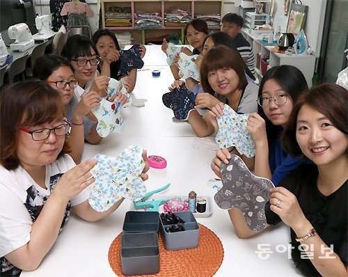 8일 오전 서울 성동구 마장동 주민센터에서 열린 ‘면생리대 수업교실’에 참여한 구민들이 만들고 있는 면생리대를 들어 보이고 있다. 김동주 기자 zoo@donga.com