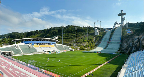강원의 안방인 평창 알펜시아 스타디움은 스키점프대의 착지 지점을 축구장으로 변신시켜 만들었다. 3월 11일 서울과 홈 개막전을 치르기 위해 전 직원이 동원돼 3주 가까이 눈을 치우고 얼음을 깨는 등 고생하며 준비했지만 잔디가 제대로 자라지 않은 데다 이전에 뿌려놓은 비료 때문에 악취가 난탓에 혹평을 들어야 했다. 지금은 잔디가 잘 자랐고 팀 성적도 좋아 도민들이 좋아하는 구장이 됐다. 강원FC 제공
