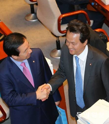 (왼쪽부터) 김성태 자유한국당 의원, 안민석 더불어민주당 의원