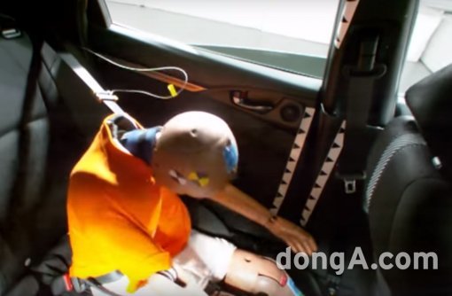 충돌테스트 중인 혼다 시빅의 뒷좌석