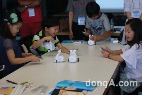 제주도는 지난 8일 제주첨단산업단지 카카오본사에서 카카오와 함께 ‘제주로 On 코딩’사업의 일환인 ‘엄마아빠와 함께하는 코딩 워크샵’을 개최했다.