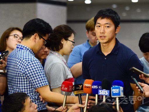 12일 축구국가대표팀에 합류한 김남일 코치가 FC서울-포항 스틸러스전이 펼쳐진 서울월드컵경기장을 찾아 하프타임에 취재진과 인터뷰를 하고 있다. 상암 ｜ 김진환 기자 kwangshin00@donga.com