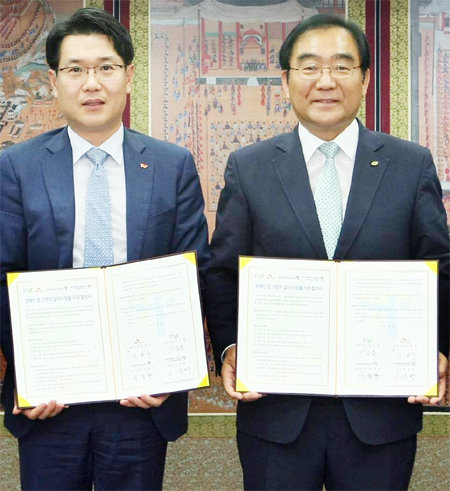 이승훈 청주시장(오른쪽)과 이일우 SK하이닉스㈜ 청주경영지원실장이 11일 오후 장애인 일자리 창출을 위한 업무 협약을 체결하고 기념 촬영을 하고 있다. 청주시 제공