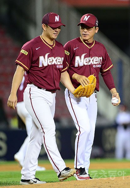 30일 잠실야구장에서 ‘2017 타이어뱅크 KBO리그‘ LG트윈스와 넥센히어로즈의 경기가 열렸다. 9회말 LG 공격을 앞두고 넥센 장정석 감독이 직접 마운드에 올라가 마무리 김상수에게 공을 전달하고 있다. 잠실 | 김진환 기자 kwangshin00@donga.com