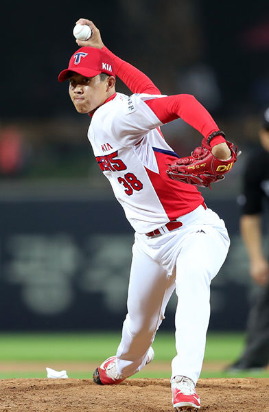 폐렴증세로 1군 무대를 떠났던 KIA 임기영이 다시 건강한 몸으로 홈구장에 모습을 드러냈다. 마운드로 돌아갈 날을 오매불망 기다렸던 것은 그 뿐만 아니라 팬들도 마찬가지였다. 사진제공｜스포츠코리아