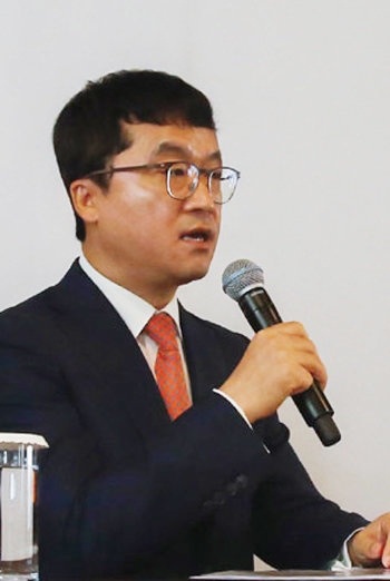 12일 서울 중구 더플라자호텔에서 박현종 bhc 회장이 독자경영 4년의 성과에 대해 설명하고 있다. bhc 제공