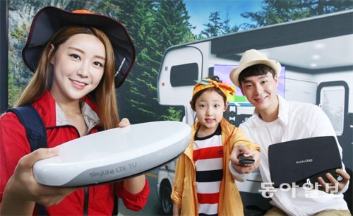 KT가 12일 서울 종로구 광화문KT스퀘어에서 터널 등 위성신호가 약한 곳에서도 고화질 방송을 즐길 수 있는 ‘스카이라이프 LTE TV’ 장치를 선보였다. 홍진환 기자 jean@donga.com