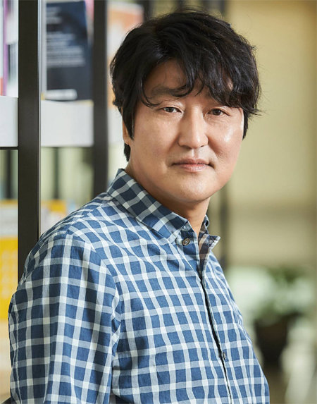 영화 ‘택시운전사’의 주연 배우 송강호는 12일 열린간담회에서 “1980년 5월의 광주를 묘사하는 데서 나아가 ‘비극 속에서 사람이 어떻게 살아가야 하는가, 삶에서 무엇이 중요한가’를 말하고 싶은 영화”라고 말했다. 쇼박스 제공