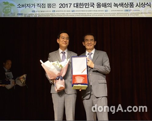 ‘2017 대한민국 올해의 녹색상품’ 시상식에서 ‘2017년 올녹상’과 ‘‘올녹상 5회 수상 기업상’을 수상하고 있는 에덴바이오벽지 남원식 상무( 왼쪽).