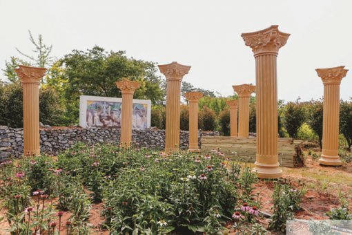 그리스 신전의 열주로 장식성을 더한 고갱의 정원.