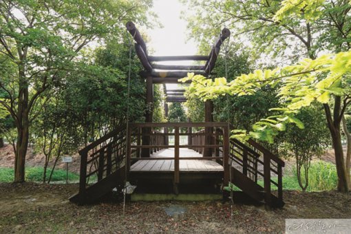 밀레의 주요 작품 속 장면을 조각상으로 재현한 밀레의 정원과 고흐 브리지.