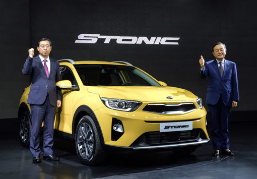 기아자동차는 13일 서울 워커힐 비스타홀에서 소형SUV 스토닉의 공식 출시 행사를 열고 본격적인 판매에 돌입했다. 기아차 박한우 사장(왼쪽)과 김창식 국내영업본부장(부사장)이 스토닉 출시 행사장에서 기념 촬영을 하는 모습. 사진제공｜기아자동차
