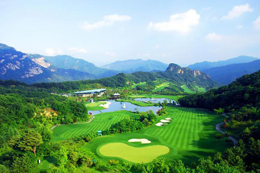 경기도 포천 대유몽베르골프장은 뛰어난 자연경관을 자랑한다. 대한민국 베스트10, 아시아 톱100에 선정될 정도로 코스에 대한 평가가 좋다. 접근성이 좋지 않은 점이 흠이었지만 구리∼포천고속도로 개통으로 큰 수혜를 볼 전망이다. 사진제공｜대유몽베르