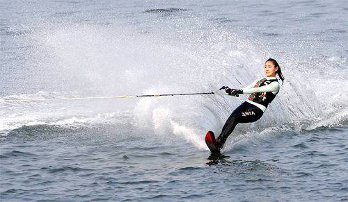 태안군 곰섬에서 한 체험객이 수상스키를 즐기고 있다. 태안군 제공
