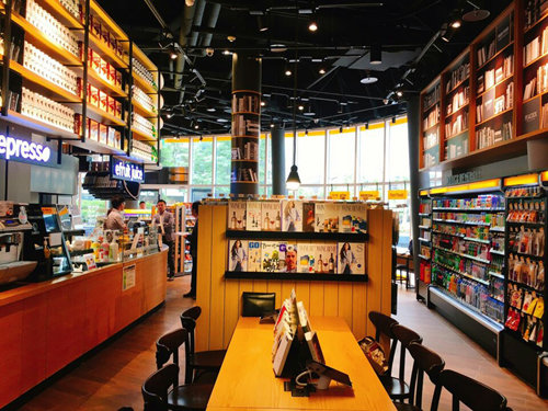 카페 분위기의 프리미엄 편의점 서울 강남구 스타필드 코엑스몰에 입점한 위드미 프리미엄 매장. 에스프레소 커피 머신과 책이 비치된 테이블, 높은 천장과 조명 등 카페 콘셉트로 꾸며졌다. 이마트위드미 제공