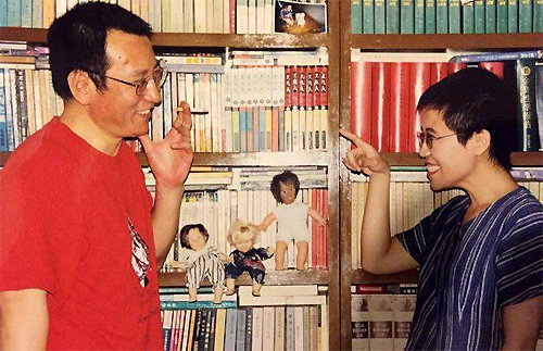 아내 류샤와 단란했던 한때 13일 타계한 중국 인권운동가 류샤오보(왼쪽)가 환한 표정으로 담배를 피우며 부인 류샤와 즐거운 한때를 보내고 있다. 사진 출처 BBC 중문판