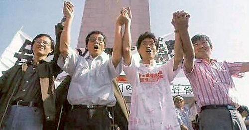 1989년 톈안먼 시위현장의 류샤오보 류샤오보가 1989년 6월 2일 중국 베이징 톈안먼 광장에서 
지식인들을 대표해 단식투쟁을 벌이던 모습. 왼쪽부터 당시 민주화 시위를 이끈 주역들인 저우둬, 류샤오보, 허우더젠, 가오신. 
류샤오보는 나흘 뒤 반혁명 선전선동죄로 체포됐다.
