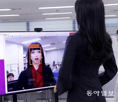 로봇 ‘에버’가 눈을 크게 뜨며 놀랍다는 표정을 짓자, 모니터 화면에도 ‘놀라움(surprised)’이라는 표시가 뜬다. 한국생산기술연구원이 개발한 인공지능(AI) 로봇의 표정을 보고 분석한 결과다. 안산=권예슬 동아사이언스 기자 yskwon@donga.com
