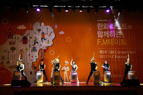 한화리조트 MC들이 난타 공연을 펼치고 있다(자료:한화호텔앤드리조트)