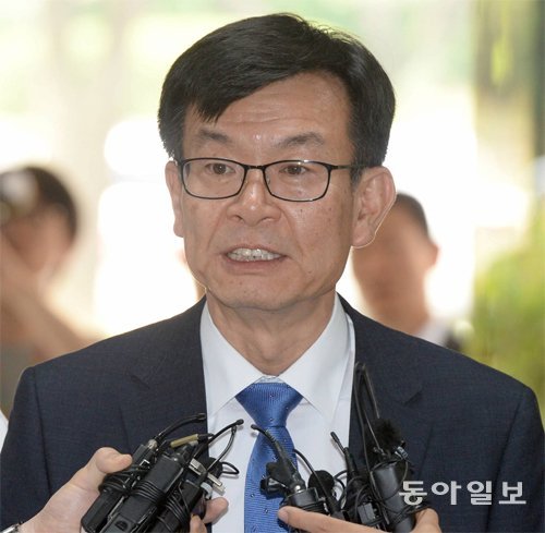 김상조 공정거래위원장이 14일 오후 서울중앙지법에서 열린 이재용 삼성전자 부회장의 재판에 증인으로 출석하기 전 취재진의 질문에 답하고 있다. 홍진환 기자 jean@donga.com