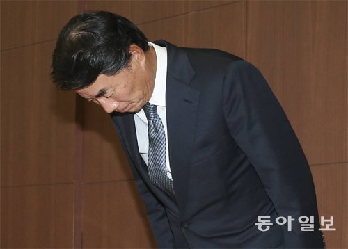 李회장 “상처 드려 죄송” 개인차량 운전사에게 폭언과 욕설을 일삼아 물의를 빚은 이장한 종근당 회장이 
14일 서울 서대문구 종근당 본사에서 고개 숙여 사과하고 있다. 이 회장은 2분 남짓 사과문을 읽은 뒤 자리를 떴다. 원대연 기자
 yeon72@donga.com